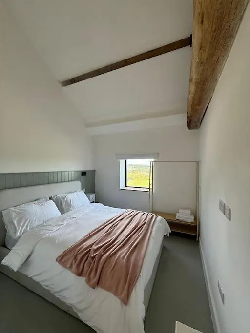 The Hayloft, Modern 4 Bed, 8 Person, Barn Conversion In A Rural Location With Great Access Silkstone 0*,  United Kingdom