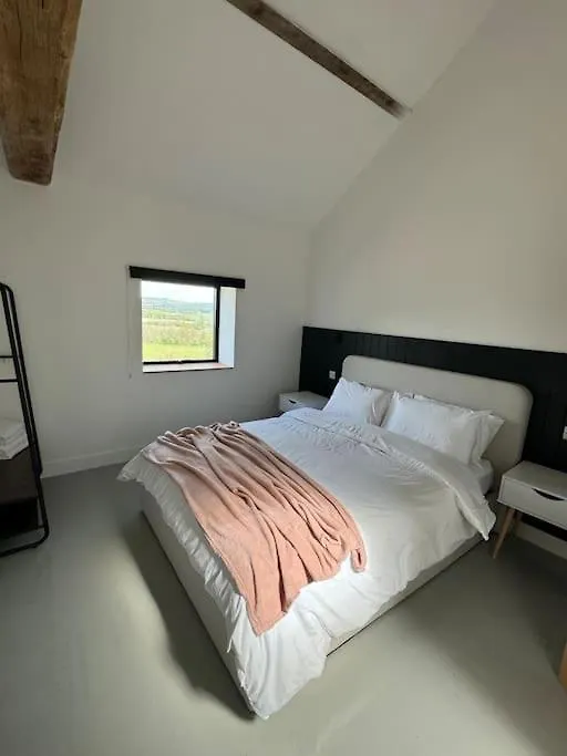 The Hayloft, Modern 4 Bed, 8 Person, Barn Conversion In A Rural Location With Great Access Silkstone Holiday home