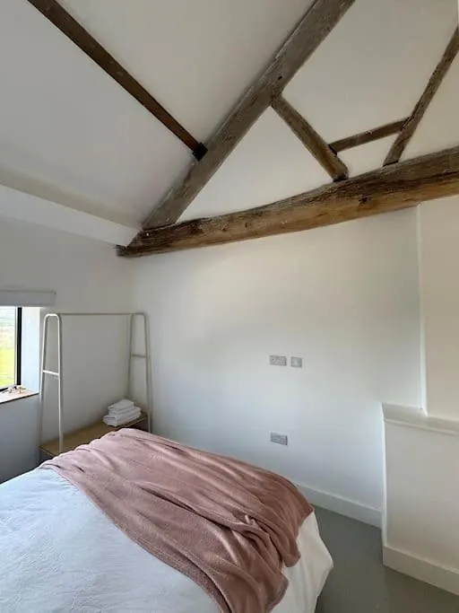 The Hayloft, Modern 4 Bed, 8 Person, Barn Conversion In A Rural Location With Great Access Silkstone