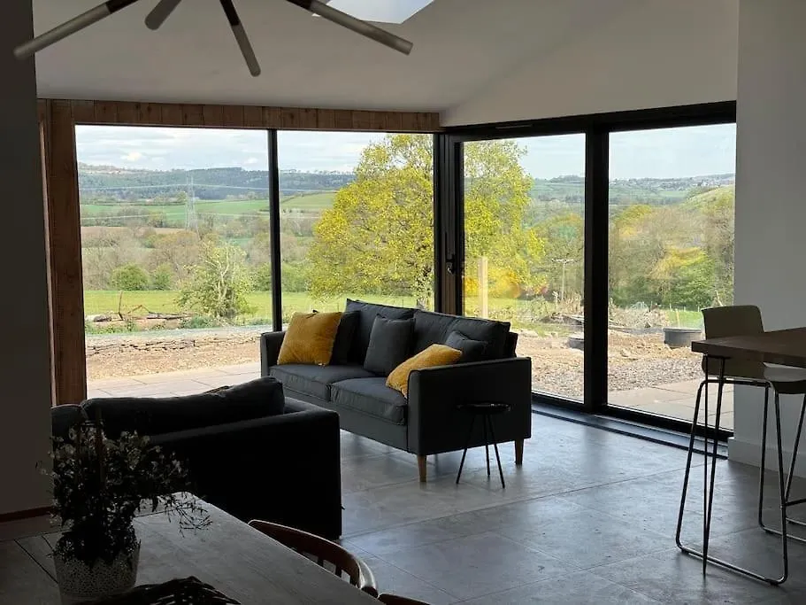 The Hayloft, Modern 4 Bed, 8 Person, Barn Conversion In A Rural Location With Great Access Silkstone
