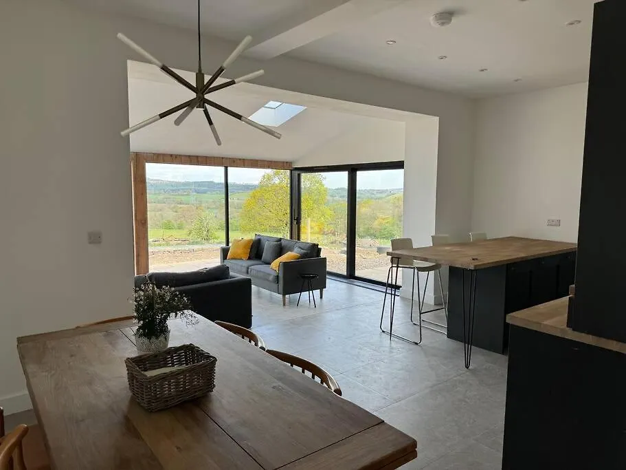 The Hayloft, Modern 4 Bed, 8 Person, Barn Conversion In A Rural Location With Great Access Silkstone Holiday home