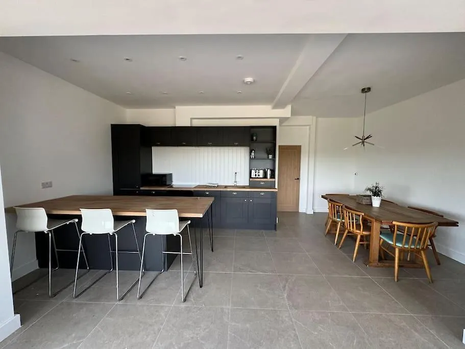 The Hayloft, Modern 4 Bed, 8 Person, Barn Conversion In A Rural Location With Great Access Silkstone 0*,  United Kingdom